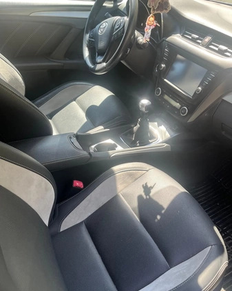 Toyota Avensis cena 69999 przebieg: 132000, rok produkcji 2016 z Chorzów małe 29